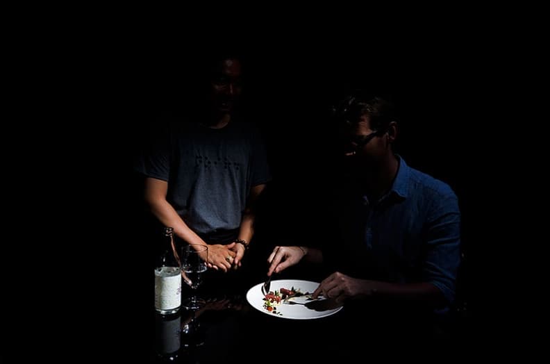 矇著眼摸黑吃飯!越南無光餐廳怎麼吃?