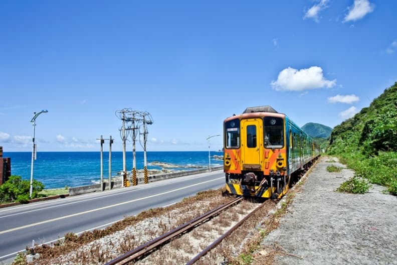 基隆瑞芳這裡才看得到!彩繪火車佐海景
