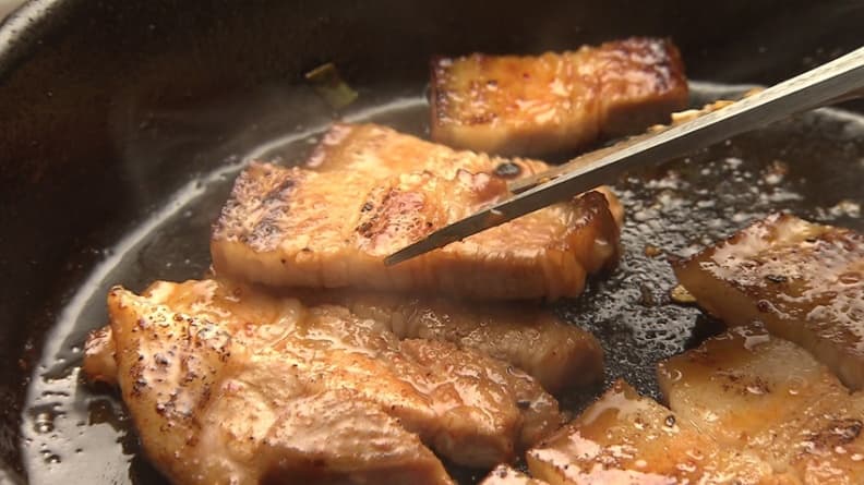 宵夜文別看!炙燒油滋滋牛豬肉塊香氣逼死人 80.jpg