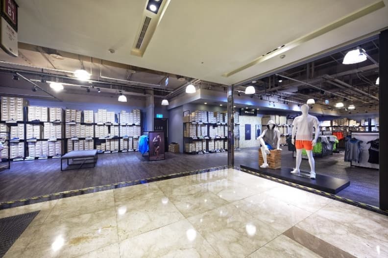 蓄意推坑!500坪新Outlet開幕 萬件商品5折起 500坪寬敞明亮的購物空間.jpg