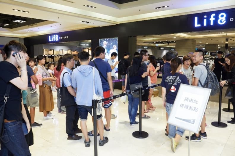 蓄意推坑!500坪新Outlet開幕 萬件商品5折起 甫開店便湧入大批排隊人潮.jpg