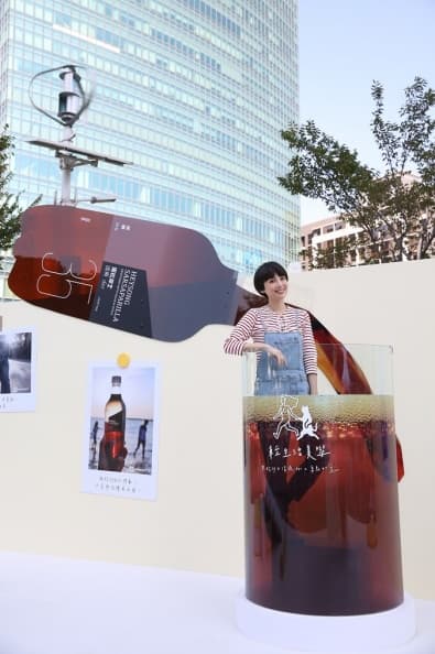 省錢這樣玩!看展拍照還能抽美國機票 【黑松沙士清爽der】娃娃魏如萱推薦粉絲與第一必拍「等人高手繪玻璃杯」合影.jpg