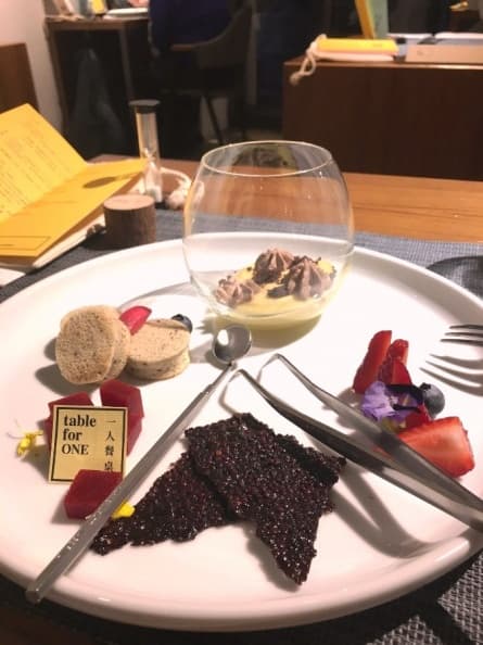 一個人吃飯就是VIP!這間餐廳每桌都是一人座 IMG_6052.JPG