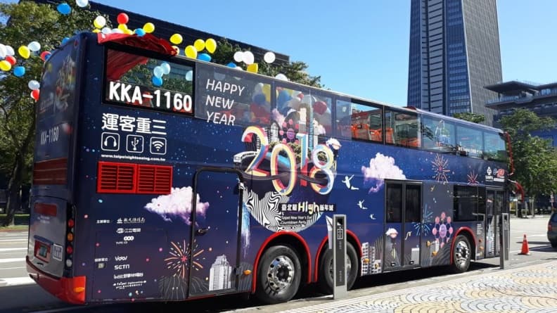 High翻天!2018台北跨年晚會「奇幻樂園」登場 雙層觀光巴士將在12月裝載歡樂,穿梭臺北傳遞幸福。.jpg