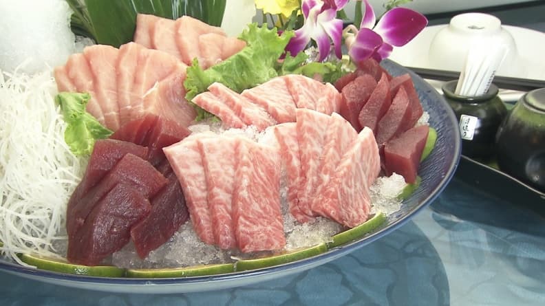 一片生魚片300元!百萬黑鮪魚套餐