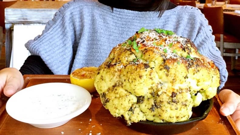 【新開店】全台首家紐約式創義料理!比臉大的花椰菜免費送