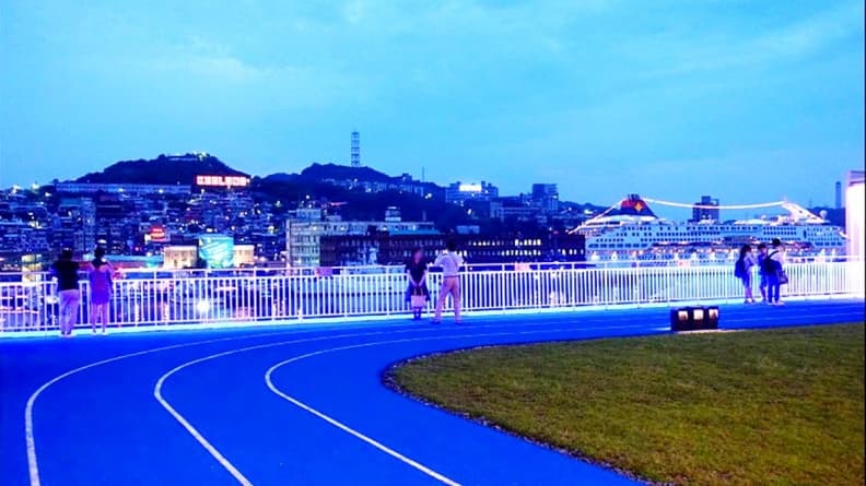 基隆地表最強景點!看郵輪進港、賞超美夜景的「海景空中跑道」