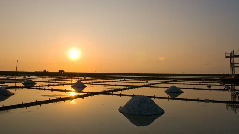 拍最美夕照!「七股→北門」海景公路一日遊:搭竹筏遊潟湖、免費鹽鹵足之浴、偶像劇雜貨店吃鹽焗蛋
