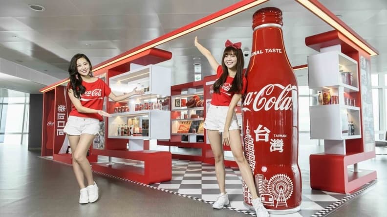 全台最高打卡點!「可口可樂」在台50周年特展 巨型曲線瓶必拍