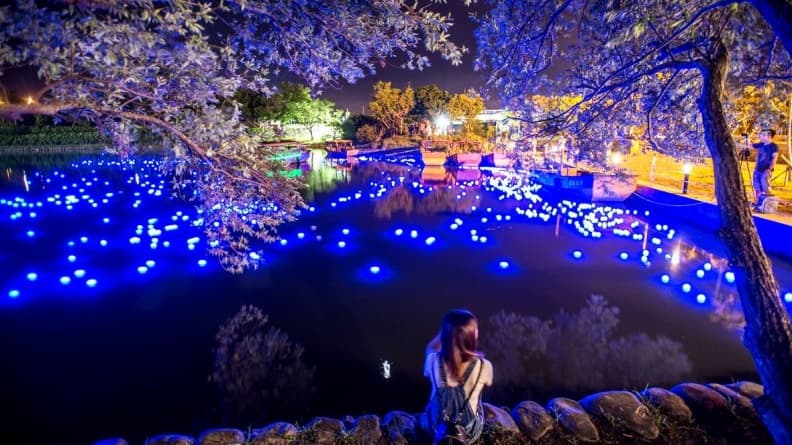 好想牽手坐這裡!宜蘭也有「藍眼淚」 絕美夜景浪漫破表