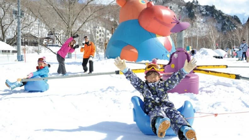 帶孩子滑雪去!玩造浪池、搭纜車 日本這3處雪場超好玩