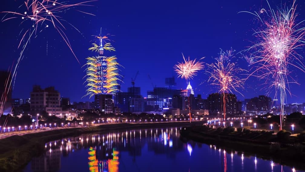 看煙火+追日出+玩樂園!2019年「4天跨年連假」這樣玩