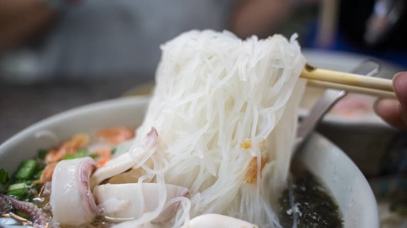 吃到聚寶盆嗎?花蓮超人氣「雞湯米粉」 點1碗免費續加吃到飽