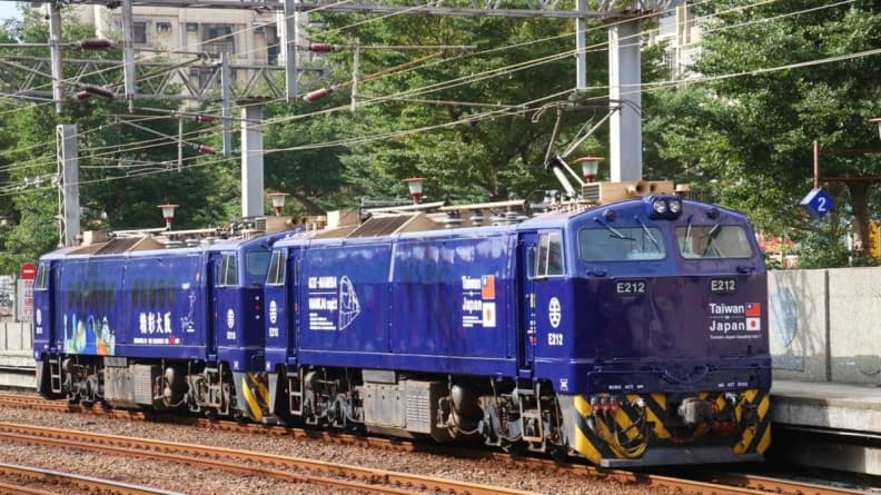 莒光號變身!大阪南海電鐵「藍武士號、日台友誼號」彩繪列車上路