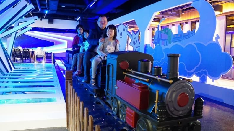 無限搭乘好嗨!台北「室內鐵道親子餐廳」 搭小火車穿越銀河系