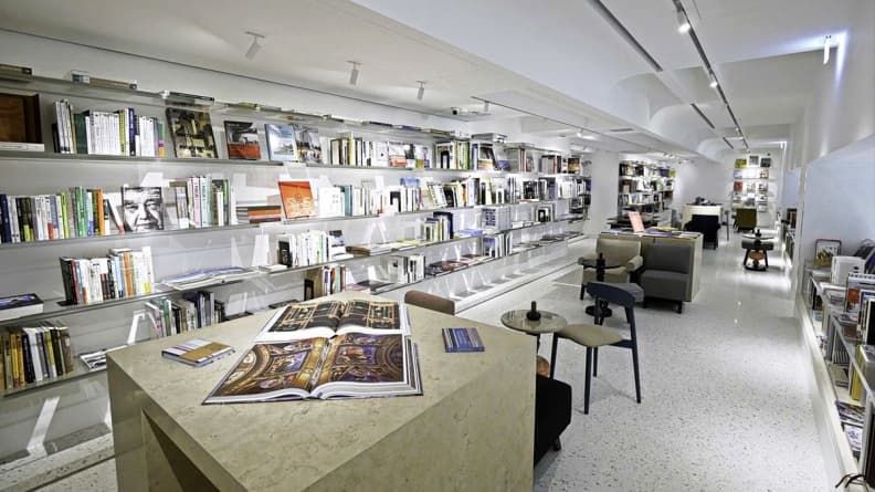 【新開店】這氣質太強大!「雪白系」獨立書店,「咖啡+胡麻拌麵」絕配