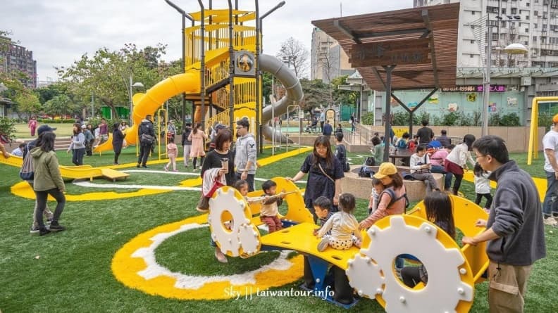 最新親子公園「小小兵色系」好吸睛!必玩水管溜滑梯+齒輪蹺蹺板