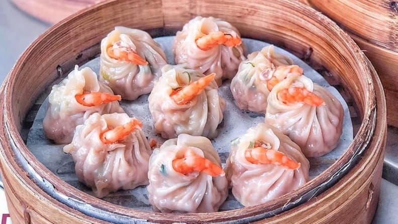 尾巴露出了來啦!桃園噴汁「整隻蝦湯包」 滿滿海味太幸福