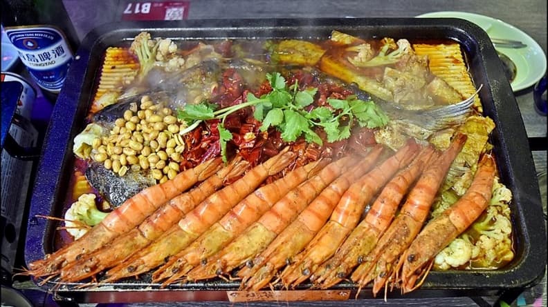 188就能吃!台中浮誇烤魚旗艦店開幕 「爆漿蝦膏烤魚」一爐三吃