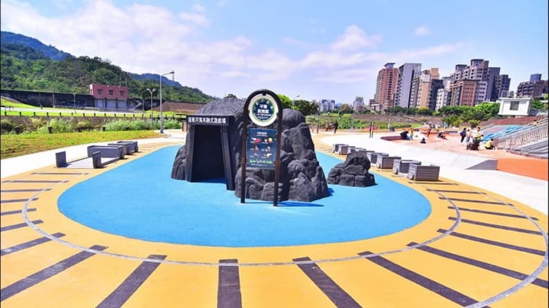 台鐵都跪了!最新「火車主題親子公園」在木柵 山洞隧道、鐵軌樣樣有