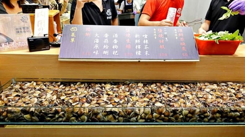 這不是健康步道!滿滿「蛤蠣吧檯」 夜市超狂吃法「尚青」