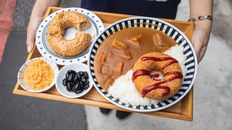 台南有這味!甜甜圈配日式咖哩飯能吃嗎?原來是「臥底的炸雞」