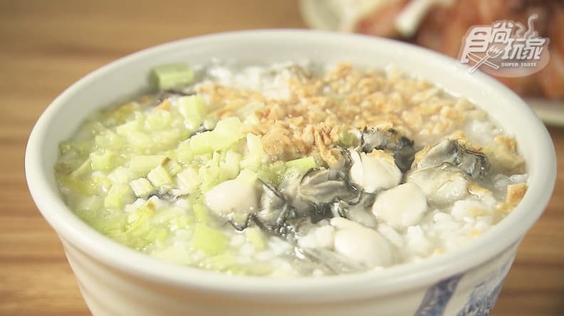 台中第五市場口碑美味!「蚵仔粥」鮮蚵一咬就噴汁,搭炸物拼盤超欠吃