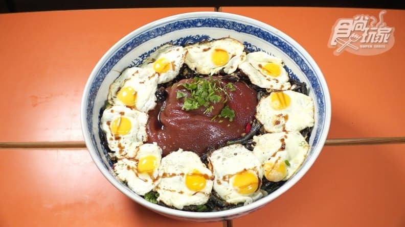 重達11公斤!巨無霸焢肉飯有整塊Q彈蹄膀,再搭10顆半熟太陽蛋超犯規