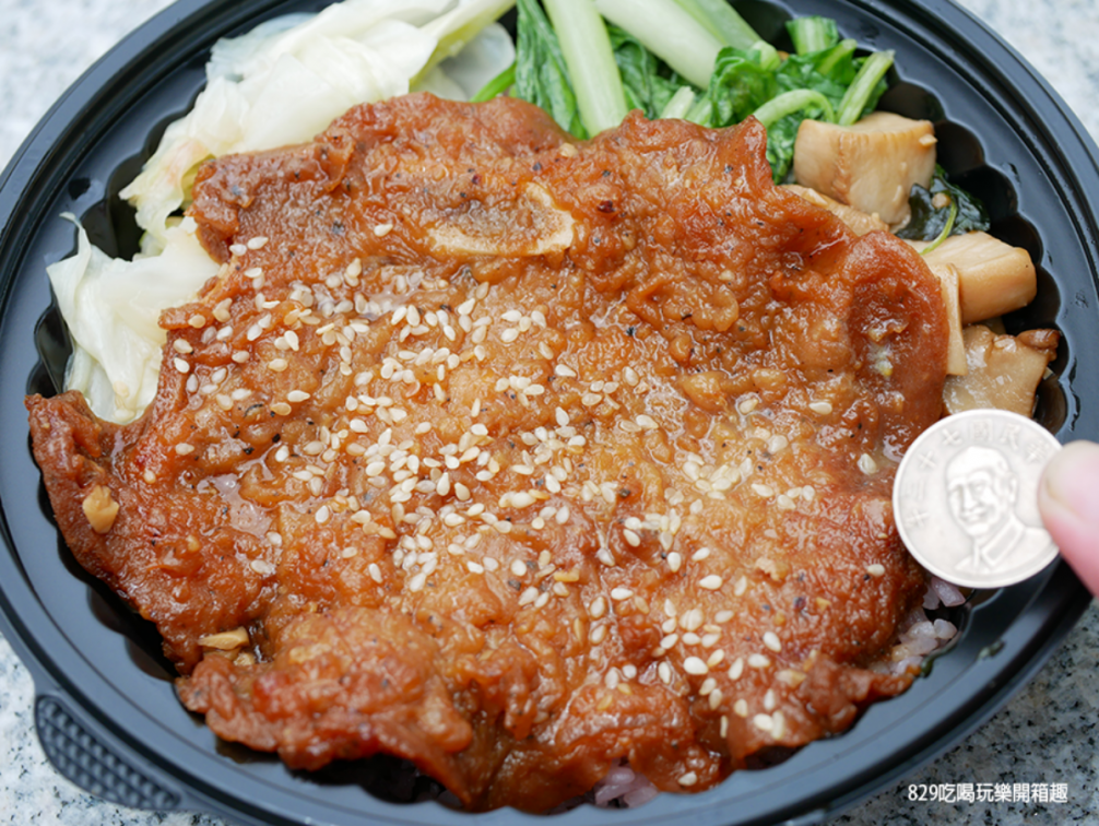 限量請預訂!大分量「手作餐盒」必吃祕製壺底醬油滷排骨,人氣無骨椒麻雞酸辣超開胃 限量請預訂!大分量「手作餐盒」必吃祕製壺底醬油滷排骨,人氣無骨椒麻雞酸辣超開胃