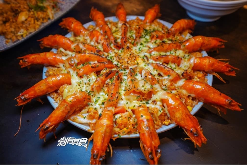 滿滿都是料!北中南6家浮誇系炒飯:15尾大蝦披薩、雞佛+腿排雙主菜、鋪滿鮮紅魚卵 滿滿都是料!北中南6家浮誇系炒飯:15尾大蝦披薩、雞佛+腿排雙主菜、鋪滿鮮紅魚卵