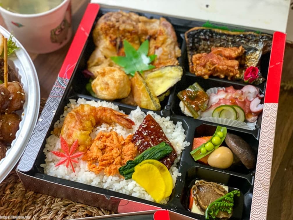 超澎派!日式居酒屋推「海鮮餐盒」鋪滿12款好料,小資族必點「雙主食便當」只要150元 超澎派!日式居酒屋推「海鮮餐盒」鋪滿12款好料,小資族必點「雙主食便當」只要150元