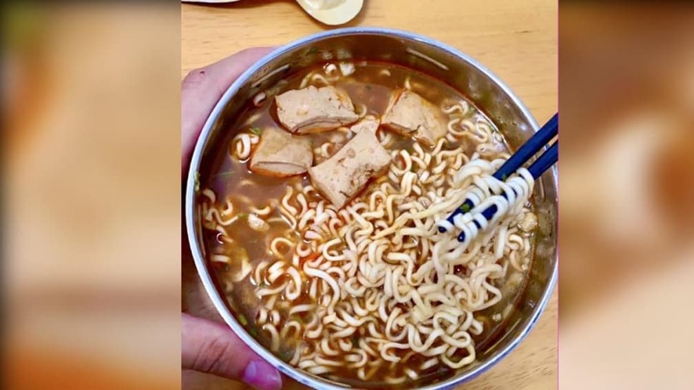 泡麵怎麼煮最好吃?網友舌戰料理包添加順序,意外釣出男神金城武煮法 泡麵怎麼煮最好吃?網友舌戰料理包添加順序,意外釣出男神金城武煮法