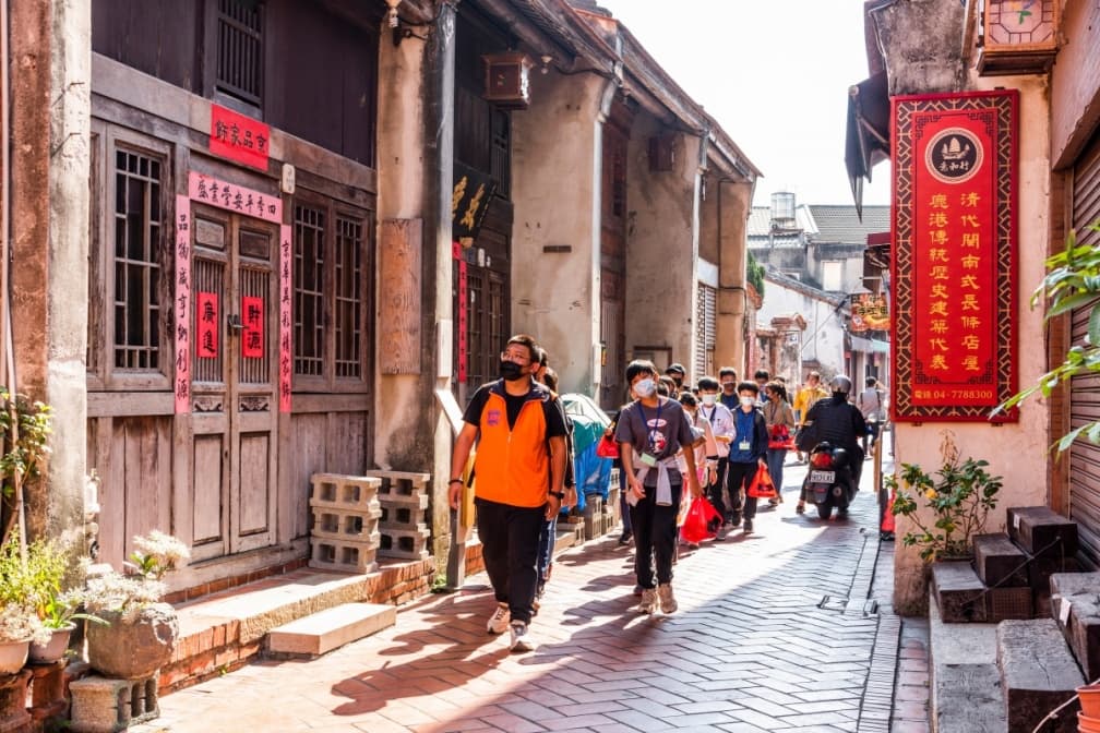 台灣最夯景點Top10大洗牌!第1名狂吸1355萬人,打敗台南安平、北港朝天宮 全台最頂老街是?鹿港排第2,最多網友推「這條」:街景特殊、風景美