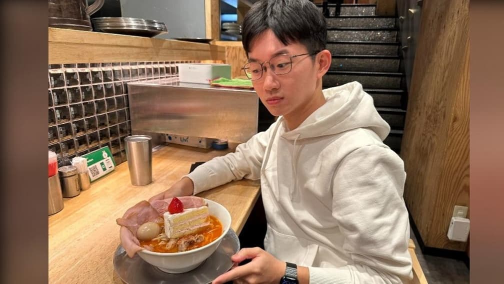 這組合要確定ㄟ?「草莓蛋糕+拉麵」畫面太衝擊,網紅試吃:味道很神奇 這組合要確定ㄟ?「草莓蛋糕+拉麵」畫面太衝擊,網紅試吃:味道很神奇