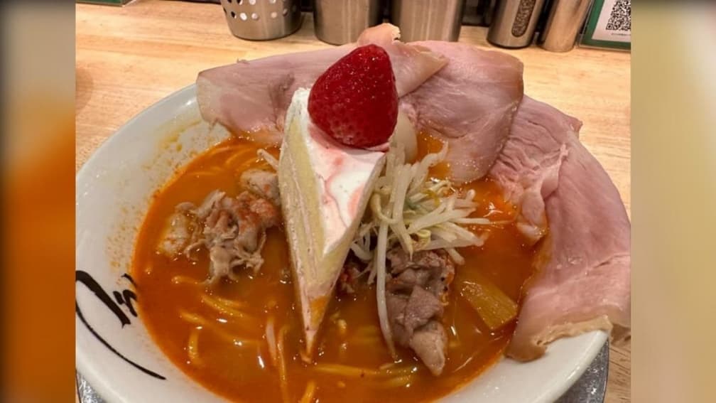這組合要確定ㄟ?「草莓蛋糕+拉麵」畫面太衝擊,網紅試吃:味道很神奇 這組合要確定ㄟ?「草莓蛋糕+拉麵」畫面太衝擊,網紅試吃:味道很神奇
