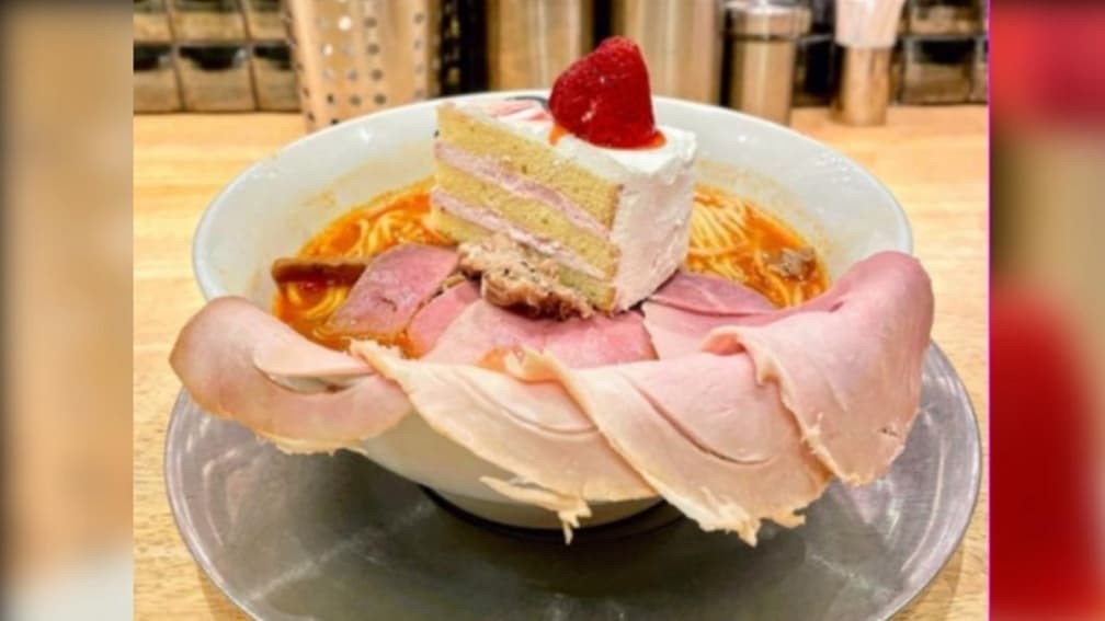 這組合要確定ㄟ?「草莓蛋糕+拉麵」畫面太衝擊,網紅試吃:味道很神奇 這組合要確定ㄟ?「草莓蛋糕+拉麵」畫面太衝擊,網紅試吃:味道很神奇