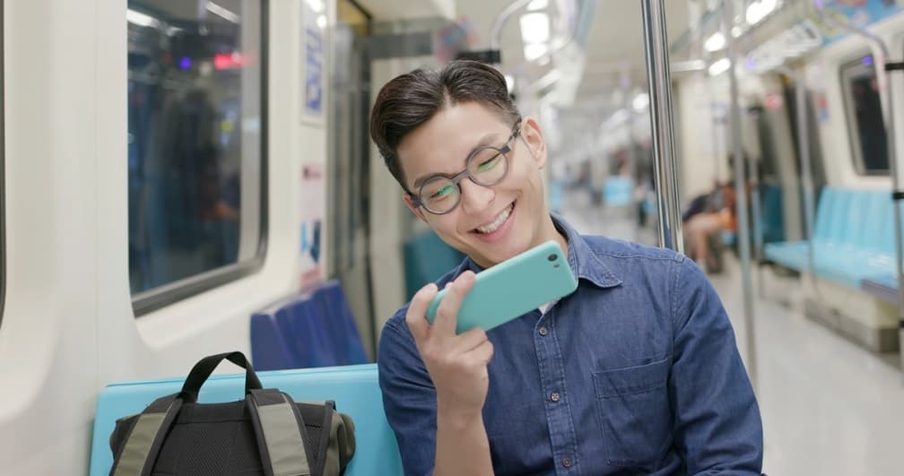以前沒手機搭車時都做啥?睡覺、看書、看風景都有,網友大推靠「它」殺時間 以前沒手機搭車時都做啥?睡覺、看書、看風景都有,網友大推靠「它」殺時間