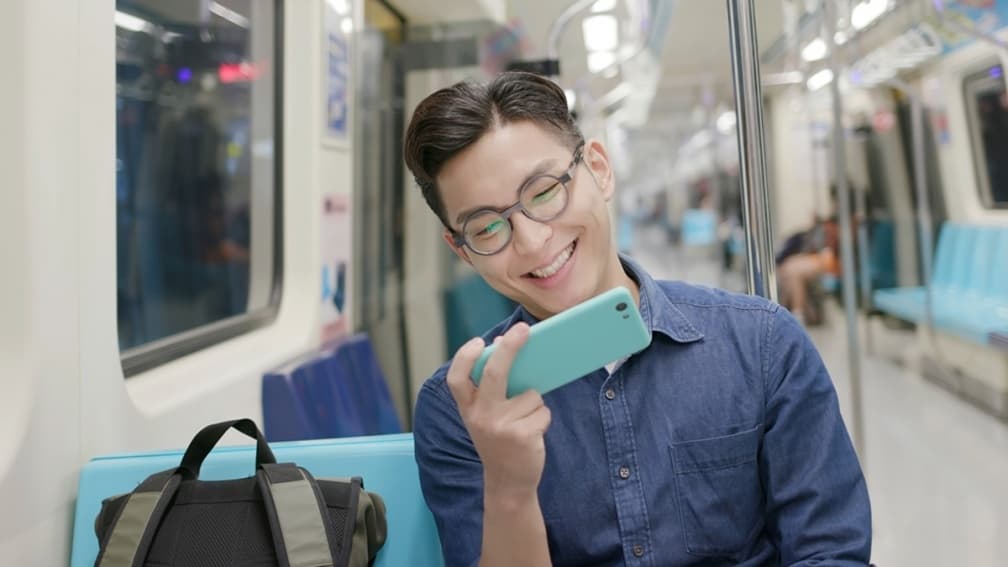 以前沒手機搭車時都做啥?睡覺、看書、看風景都有,網友大推靠「它」殺時間