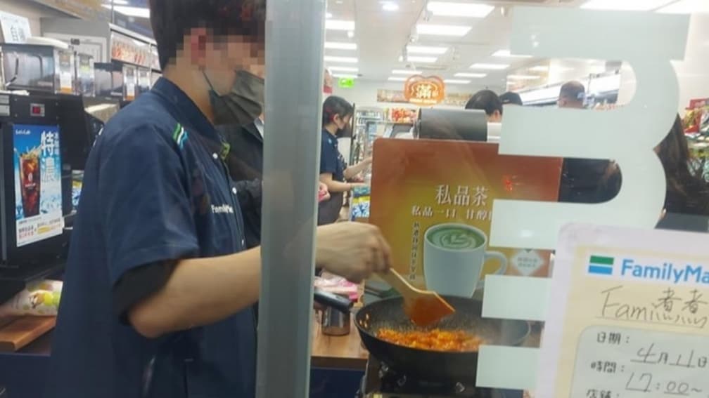 驚呆!超商店員現場「炒年糕」技能再+1,網友:以後能修車也不意外 驚呆!超商店員現場「炒年糕」技能再+1,網友:以後能修車也不意外