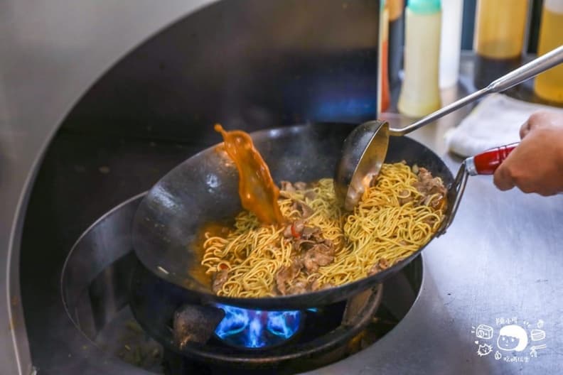 大鍋霸氣現炒!新莊人激推「羊肉炒麵」香辣開胃,鹹甜沙茶+半熟蛋滑順唰嘴 大鍋霸氣現炒!新莊人激推「羊肉炒麵」香辣開胃,鹹甜沙茶+半熟蛋滑順唰嘴