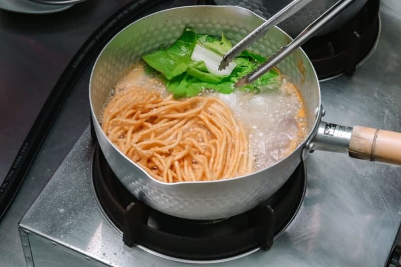 勇者快挑戰!超狂「珍奶鍋燒麵」藏身新莊早餐店,大骨湯底+鮮奶激似豚骨味 勇者快挑戰!超狂「珍奶鍋燒麵」藏身新莊早餐店,大骨湯底+鮮奶激似豚骨味