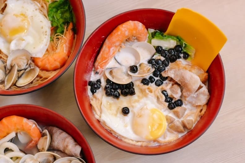 勇者快挑戰!超狂「珍奶鍋燒麵」藏身新莊早餐店,大骨湯底+鮮奶激似豚骨味 勇者快挑戰!超狂「珍奶鍋燒麵」藏身新莊早餐店,大骨湯底+鮮奶激似豚骨味