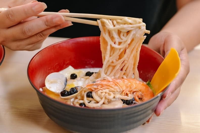 勇者快挑戰!超狂「珍奶鍋燒麵」藏身新莊早餐店,大骨湯底+鮮奶激似豚骨味 勇者快挑戰!超狂「珍奶鍋燒麵」藏身新莊早餐店,大骨湯底+鮮奶激似豚骨味