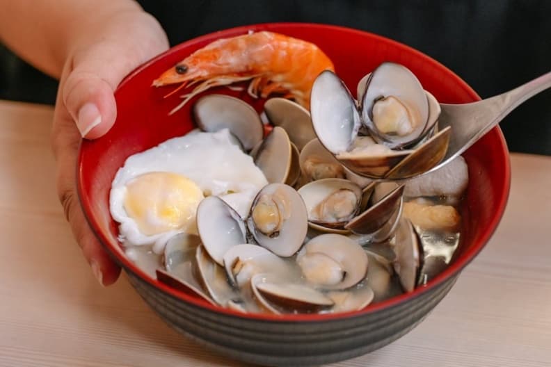 勇者快挑戰!超狂「珍奶鍋燒麵」藏身新莊早餐店,大骨湯底+鮮奶激似豚骨味 勇者快挑戰!超狂「珍奶鍋燒麵」藏身新莊早餐店,大骨湯底+鮮奶激似豚骨味
