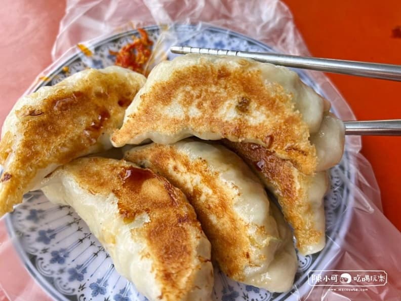 中午前就完售!4.5星「黃金大鍋貼」完美色澤超欠吃,必搭粉漿蛋餅吃更飽 中午前就完售!4.5星「黃金大鍋貼」完美色澤超欠吃,必搭粉漿蛋餅吃更飽