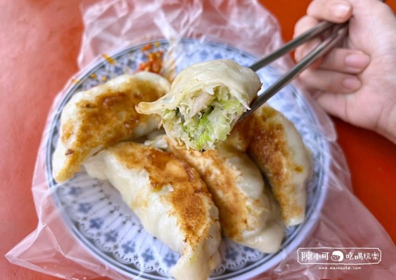 中午前就完售!4.5星「黃金大鍋貼」完美色澤超欠吃,必搭粉漿蛋餅吃更飽 中午前就完售!4.5星「黃金大鍋貼」完美色澤超欠吃,必搭粉漿蛋餅吃更飽