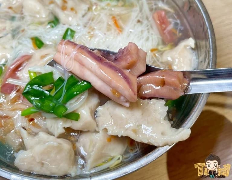 新竹人從小吃到大!市場老牌「排隊魷魚羹」強勢回歸,加料+10元配料多1倍 新竹人從小吃到大!市場老牌「排隊魷魚羹」強勢回歸,加料+10元配料多1倍