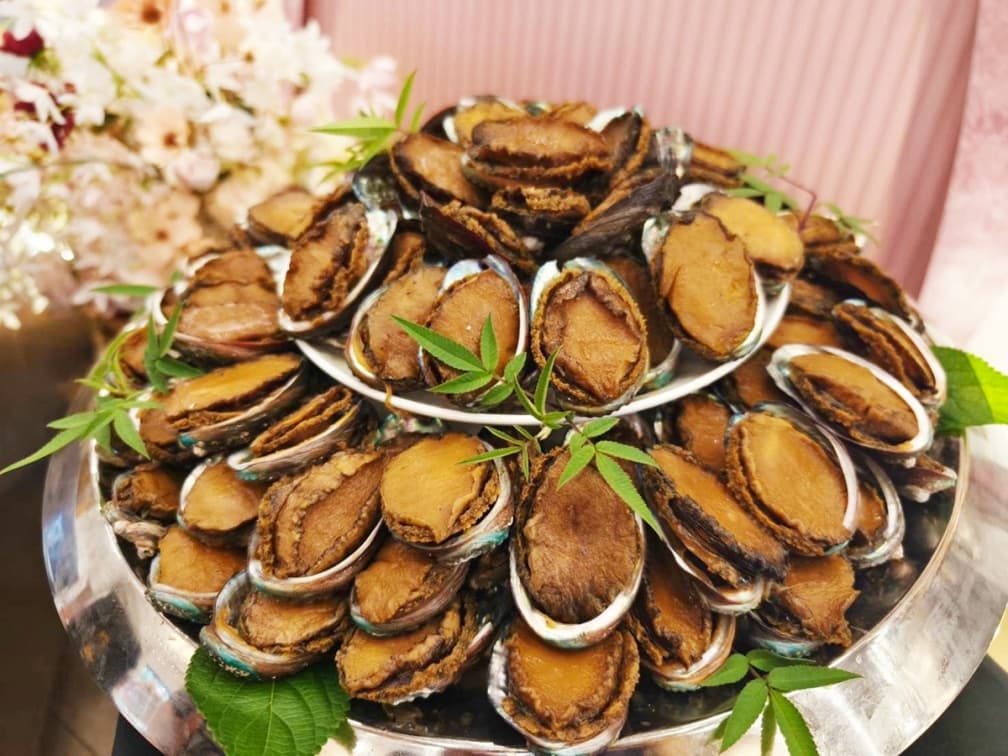 身分證拿出來!「港點百匯」推幾歲送幾顆鮑魚,有「5、2、7」的人快搶吃 身分證拿出來!「港點百匯」推幾歲送幾顆鮑魚,有「5、2、7」的人快搶吃
