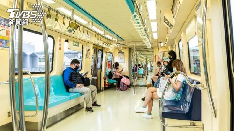 搭捷運會選哪個座位?通勤族票選冠軍位「睡得最爽」,第2名「不會被打擾」 搭捷運會選哪個座位?通勤族票選冠軍位「睡得最爽」,第2名「不會被打擾」