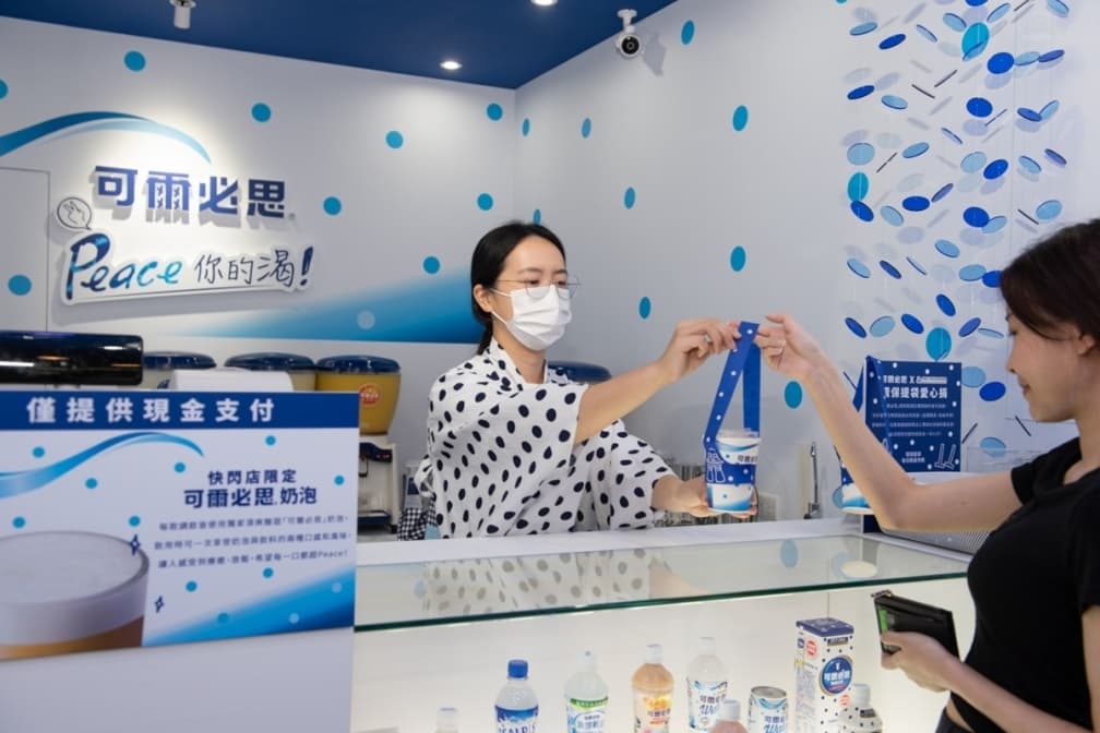 可爾必思開飲料店啦!必喝每週限定酸甜奶泡特調,浪漫水玉圓點店裝超美拍 可爾必思開飲料店啦!必喝每週限定酸甜奶泡特調,浪漫水玉圓點店裝超美拍